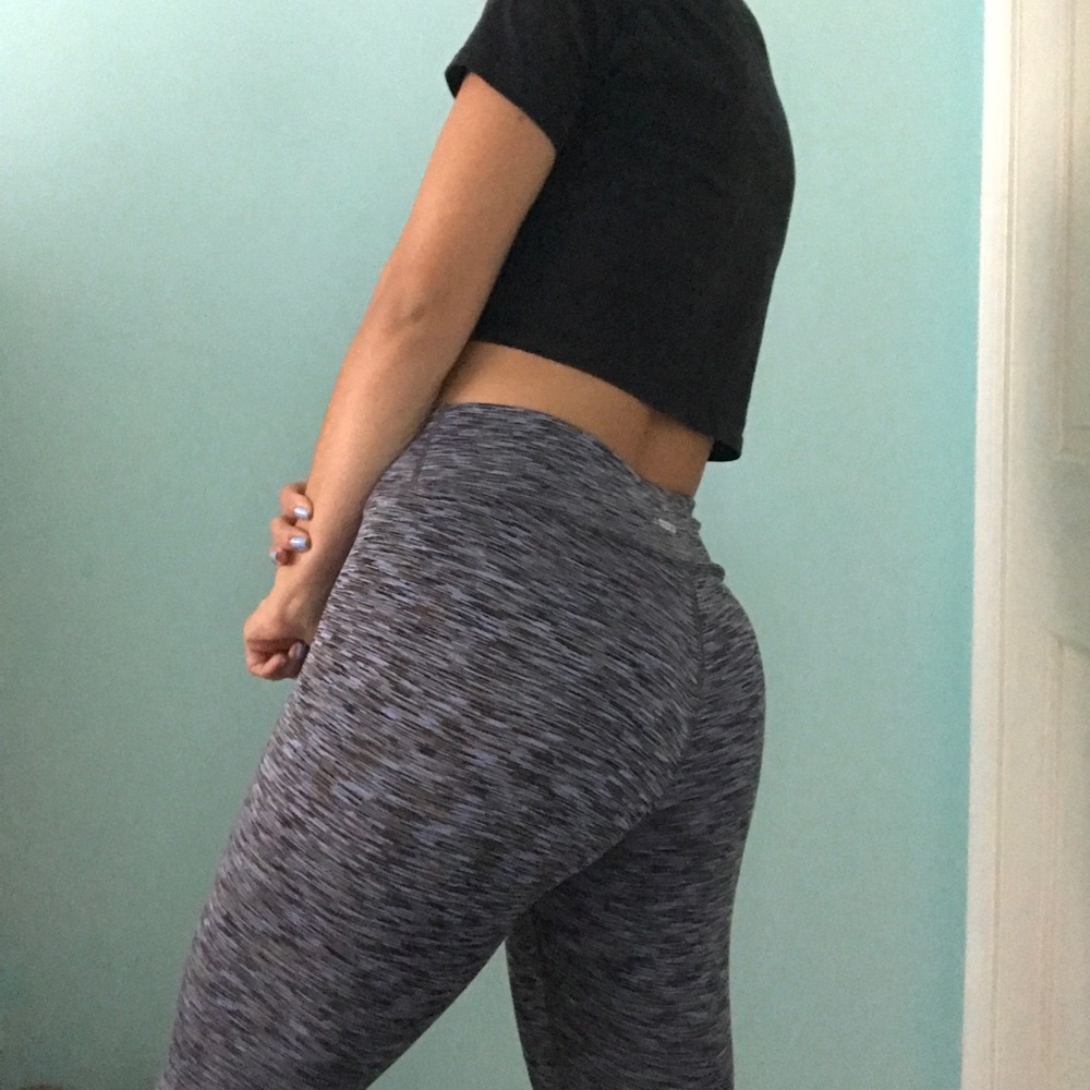 Mid Rise Capri Leggings - Picture 3 of 7